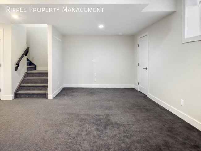 Building Photo - WONDERFUL 1 BED/ 1 BATH LOWER UNIT NEAR DOWNTOWN!