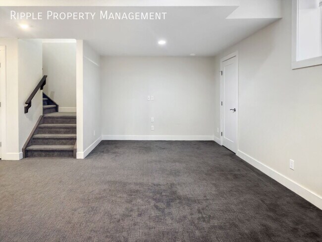 Photo du bâtiment - WONDERFUL 1 BED/ 1 BATH LOWER UNIT NEAR DOWNTOWN!