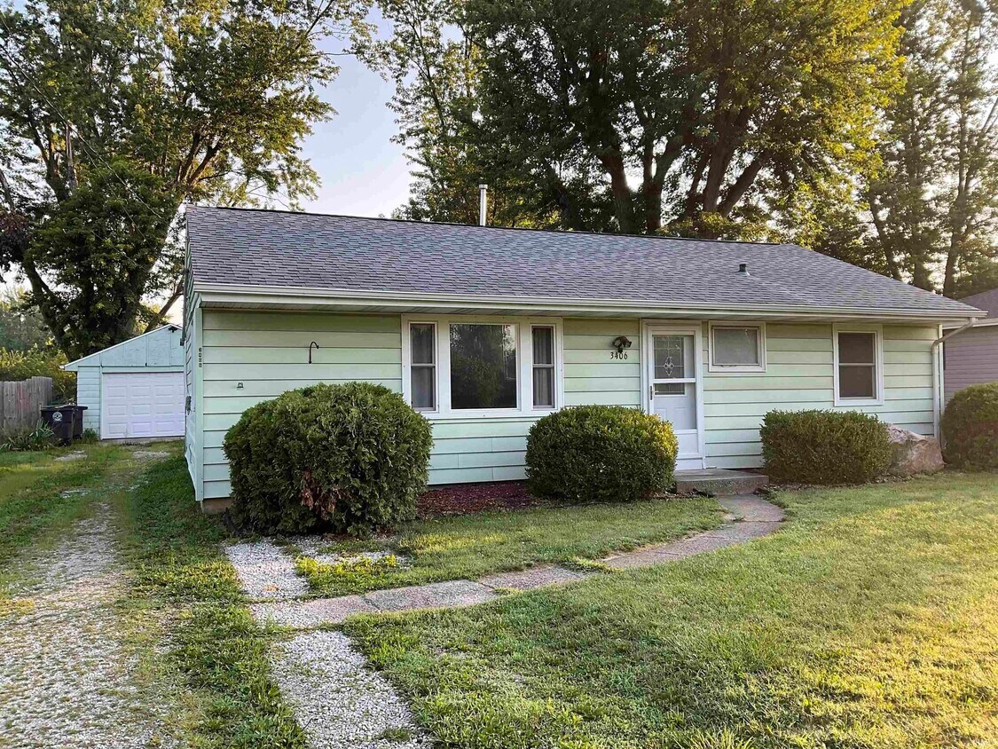 Foto principal - 3406 Three Oaks Dr