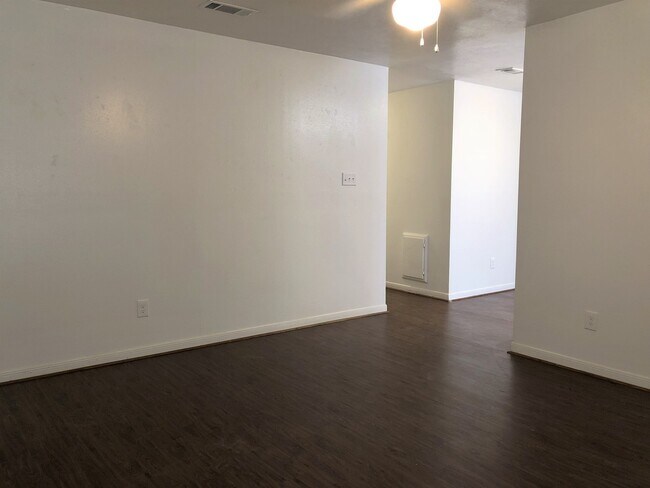 Foto del edificio - 2BR / 2BA Duplex with Fenced Yard in Bryan