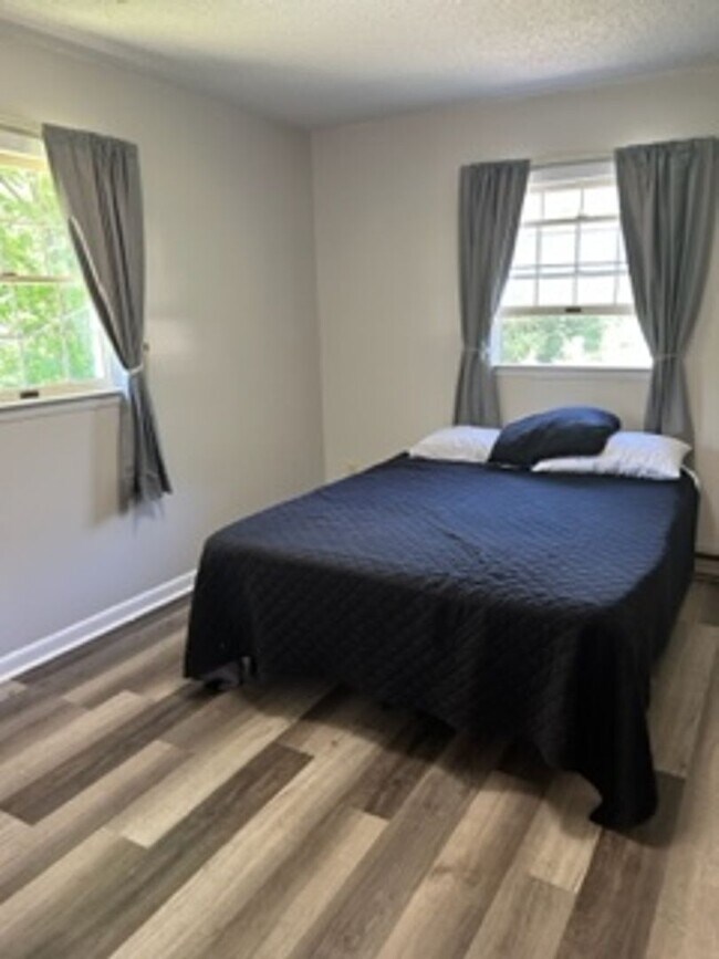 Building Photo - 3 Bedroom 2 Bathroom home available in Haw...