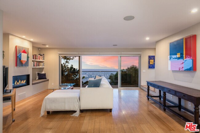 Building Photo - 2158 Sunset Plaza Dr