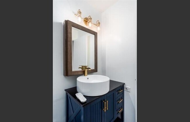 Foto del edificio - "Pristine 1-Bed Condo at 3565 Linden Ave, ...