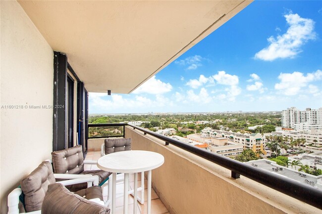 Building Photo - 2555 Collins Ave