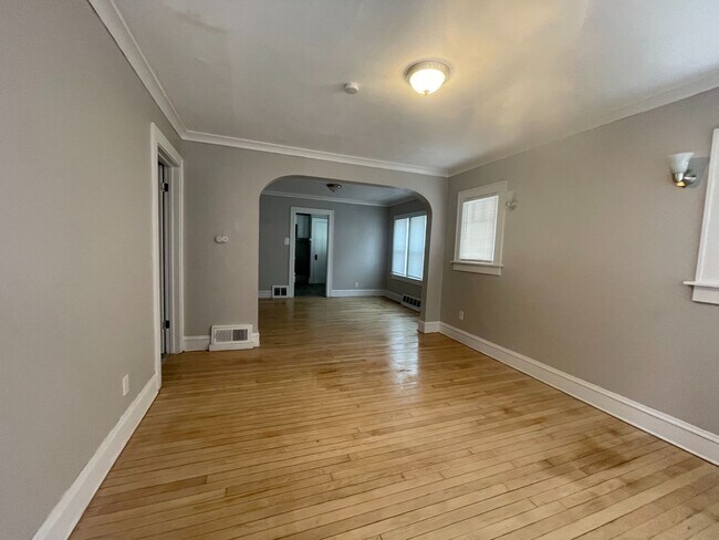 Building Photo - 3 Bedroom Single Family