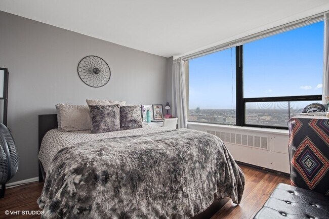 Foto del edificio - 1355 N Sandburg Terrace