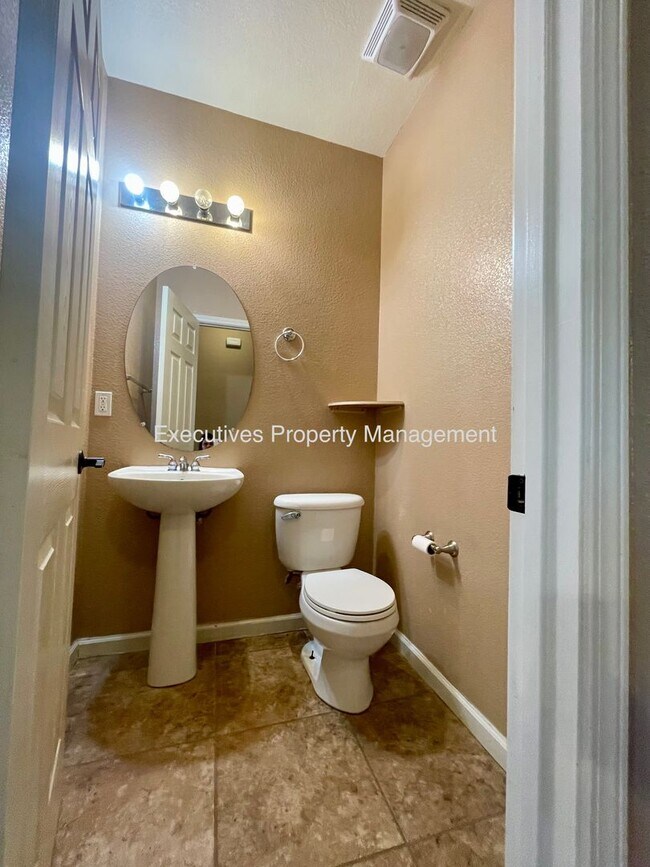 Building Photo - Available Now || 565 Peach Dr Chowchilla