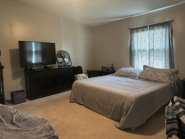 Building Photo - Great Location Great Value