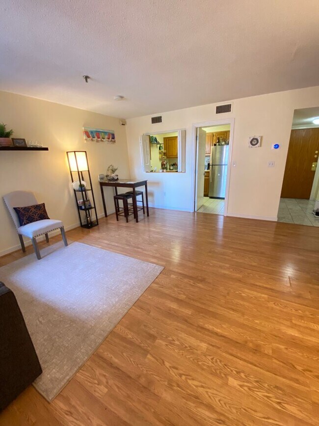 Building Photo - The perfect condo with everything on your ...