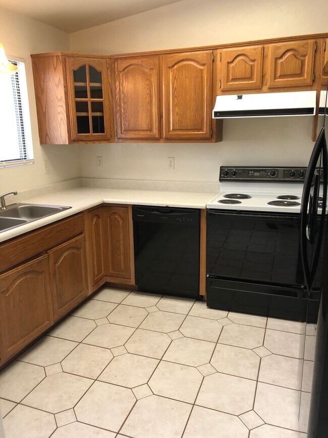 Building Photo - APPLY NOW - 554 Pineview Dr