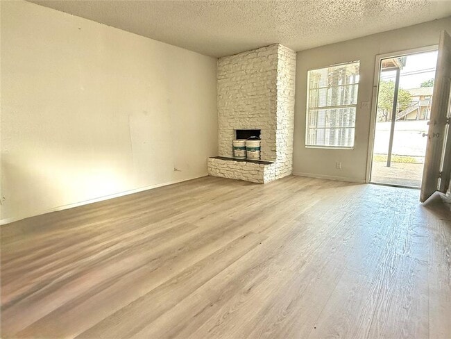 Foto del edificio - 302 Hedgewood Dr