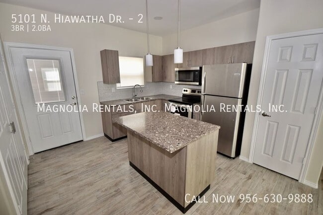 Building Photo - 5101 N Hiawatha Dr