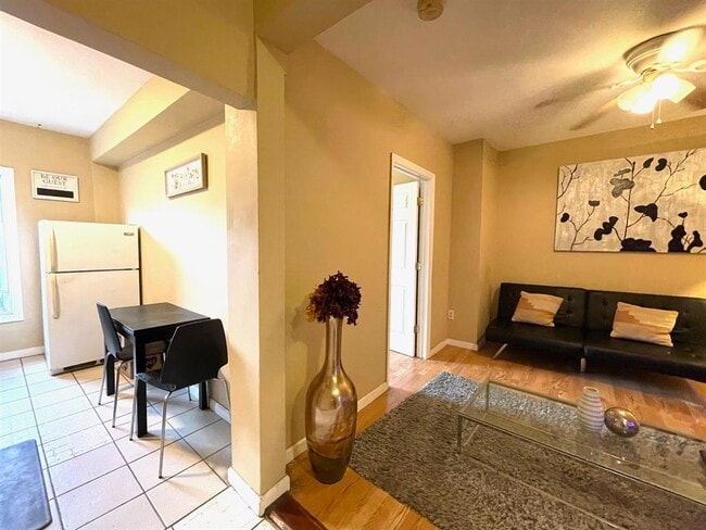 Building Photo - 812 Grand St