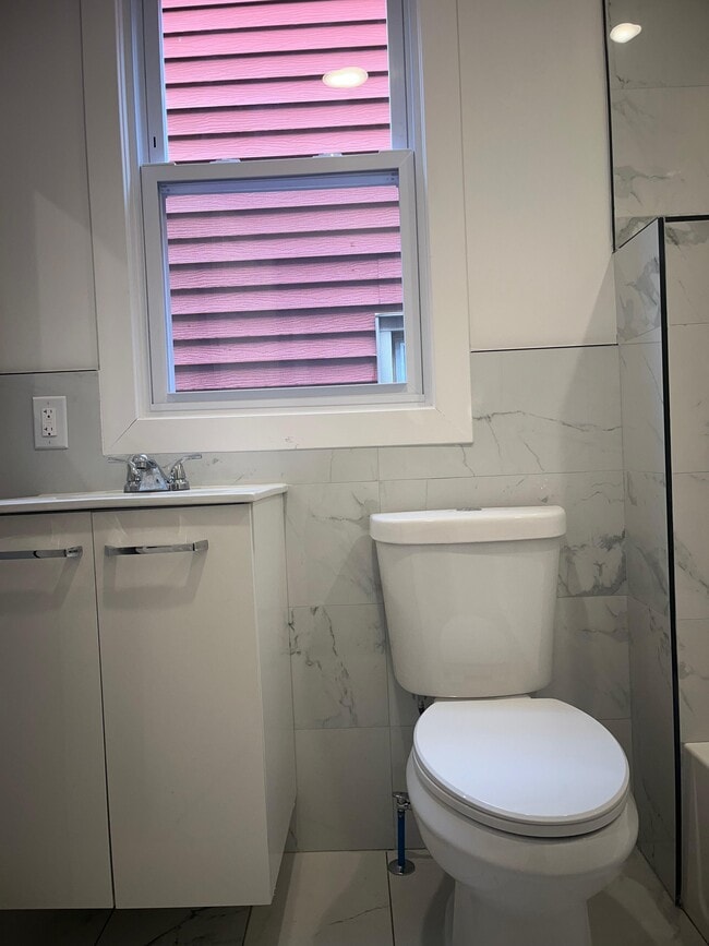 Foto del edificio - 13 Bartholdi Ave