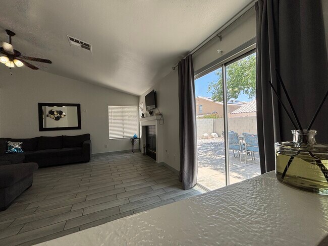 Foto del edificio - 6101 Wild Berry Dr