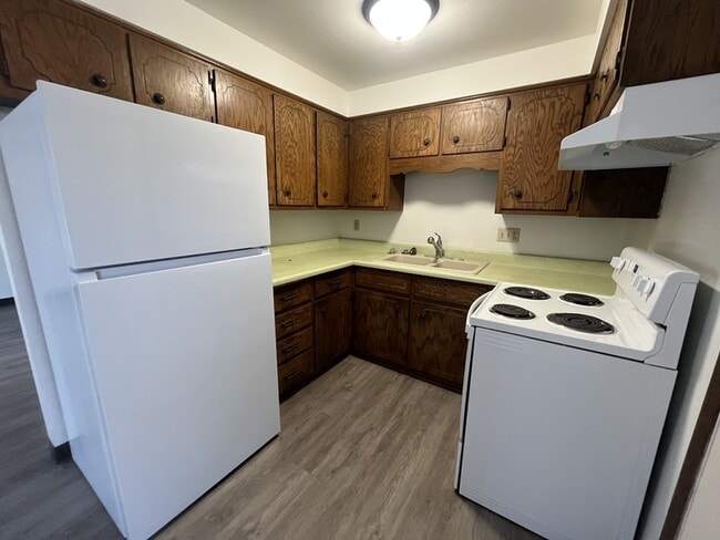 Building Photo - 2421 Camelot Blvd