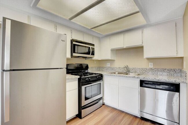 Foto del edificio - 849 Rock Springs Dr