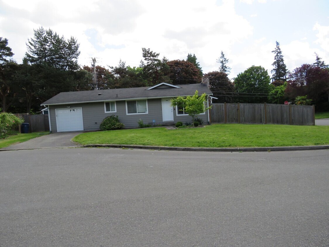 Primary Photo - Charming 4Bd/2Ba Kirkland Home with Large ...