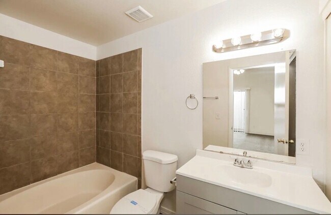 Foto del edificio - 8917 W Indianola Ave