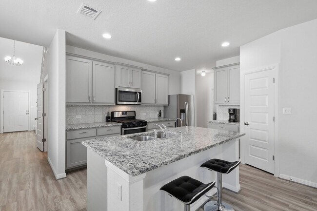 Building Photo - Modern 3BR Home with Main-Floor Primary!