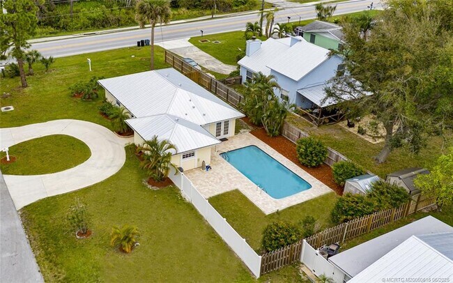 Foto del edificio - 2363 NW Brennan Ct