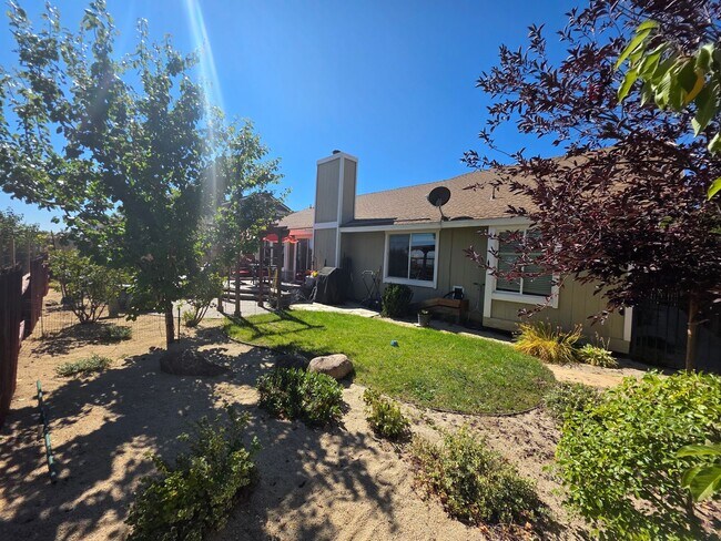 Building Photo - Northwest 4 bedroom, 2 bath with AMAZING V...