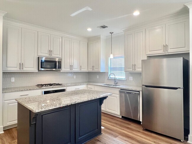 Building Photo - Four Bedroom Home with Gorgeous Kitchen