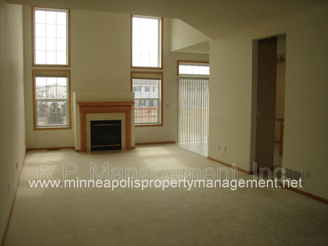 Building Photo - 15220 Florist Cir