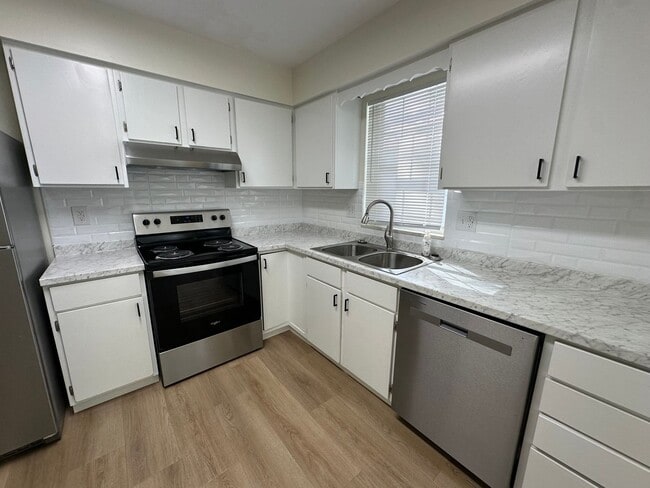 Building Photo - SPACIOUS TOWNHOME WITH FINISHED BASEMENT
