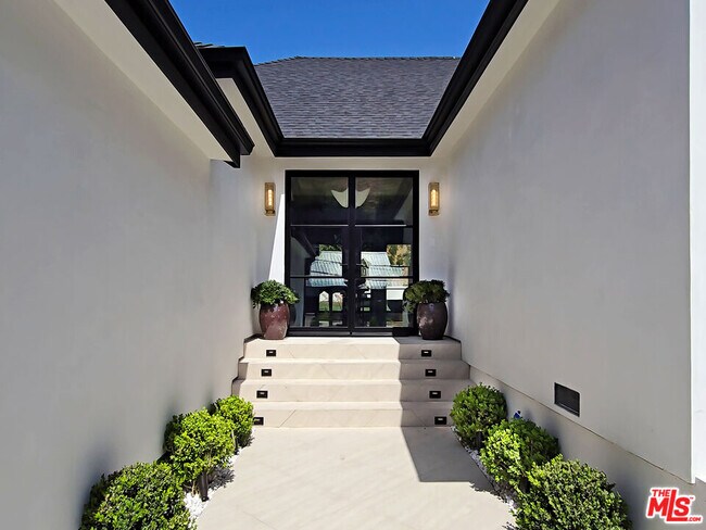 Foto del edificio - 2288 Coldwater Canyon Dr