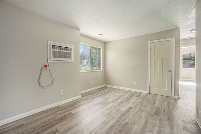 Building Photo - Charming, fully remodeled 2-Bed/1-Bath Par...