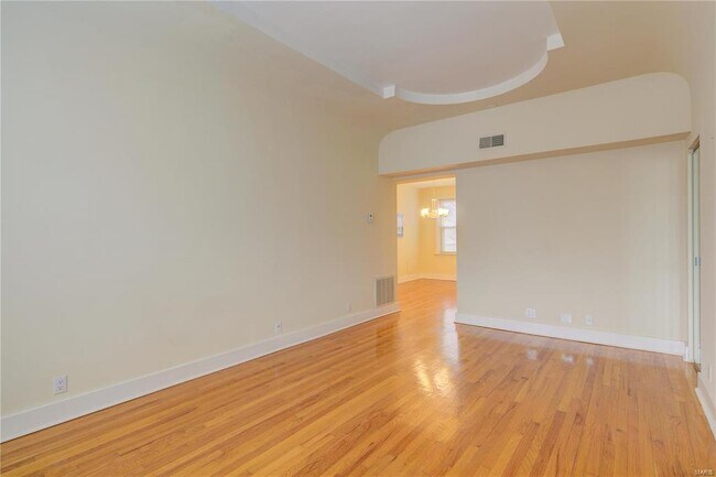 Foto del edificio - 7739 Kingsbury Blvd
