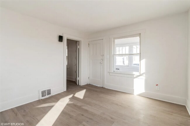 Building Photo - 1921 Logan Ave