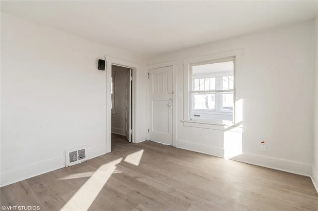 Foto del edificio - 1921 Logan Ave