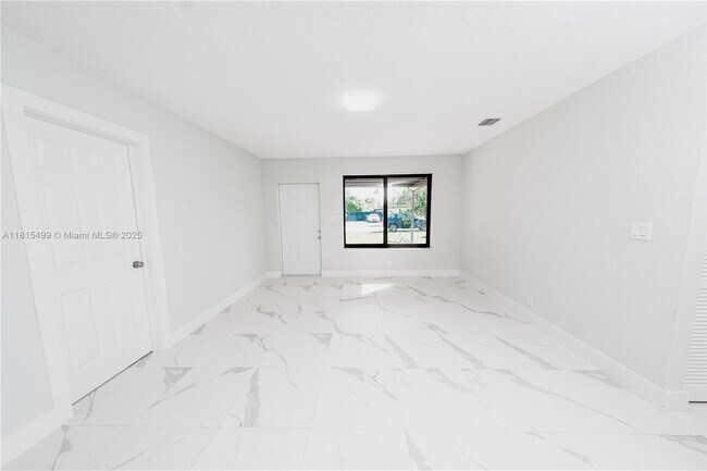 Foto del edificio - 1011 SW 25th Ave