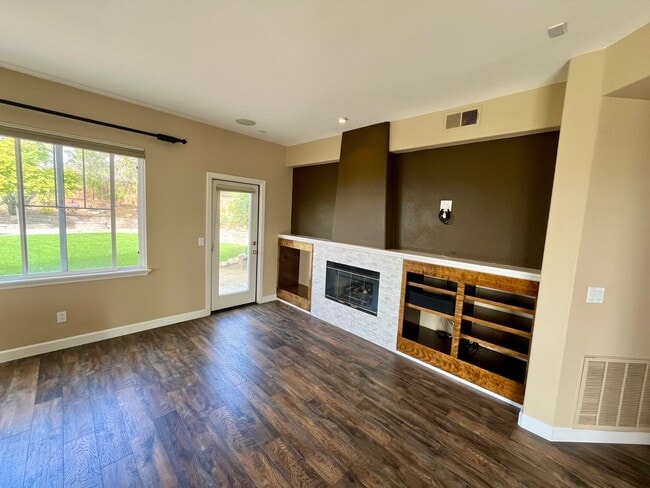 Building Photo - Carlsbad 4 bedroom Stunner on Cul-de-sac w...
