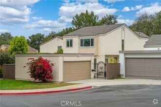 Building Photo - 15 Willow Tree Ln