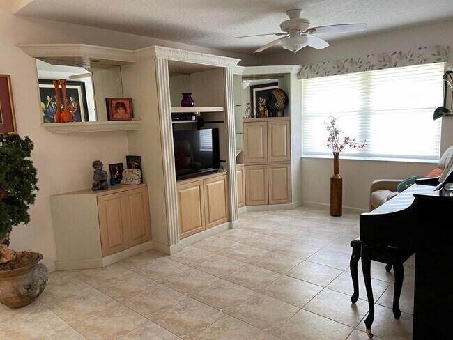 Building Photo - 5795 Royal Lake Cir