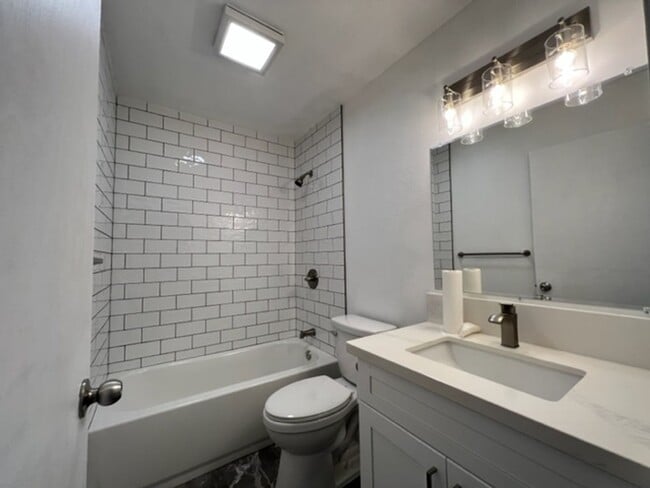 Building Photo - Upgraded Spacious 2 Bedrooms, 2 Full Bath ...