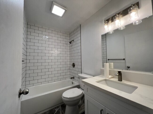 Foto del edificio - Upgraded Spacious 2 Bedrooms, 2 Full Bath ...