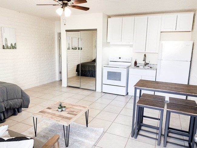 Foto del edificio - 3055 N. Tyndall Avenue #4