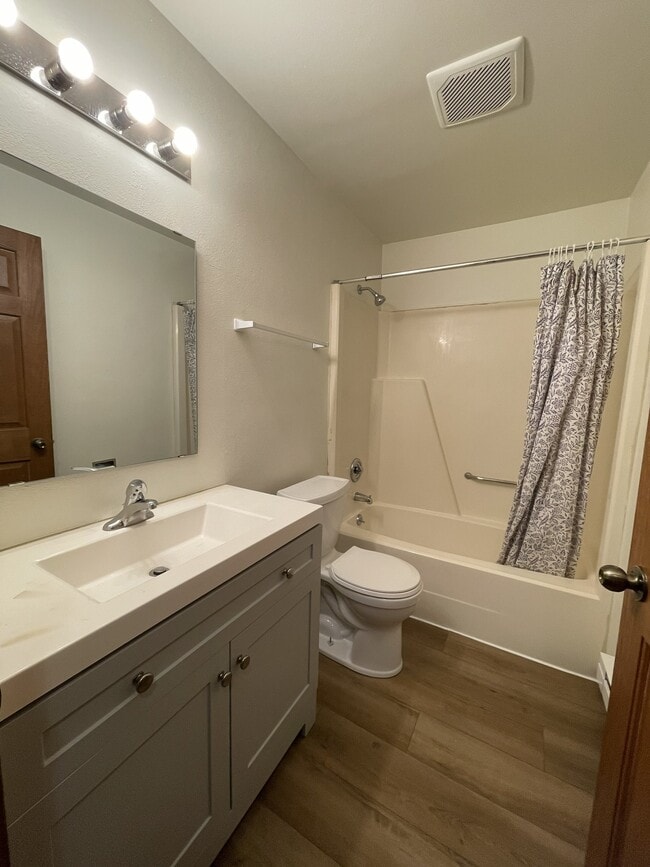 Foto del edificio - 2241 Luann Ln
