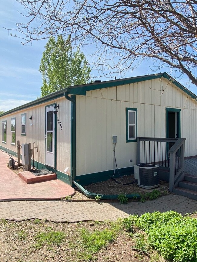 Building Photo - 1253 N County Line Rd