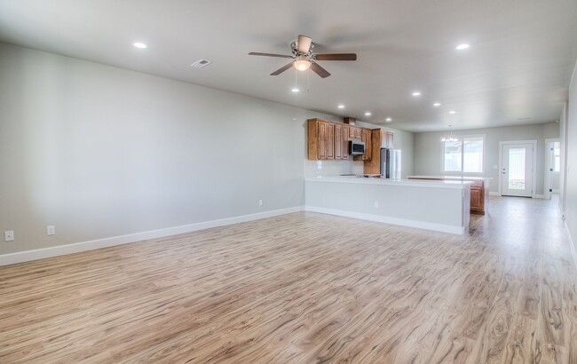 Building Photo - Beautiful, Open Concept Home in West Valley