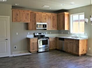 Foto del edificio - BEAUTIFUL CREEKWOOD TOWNHOME! 3 BR, 2.5 BA