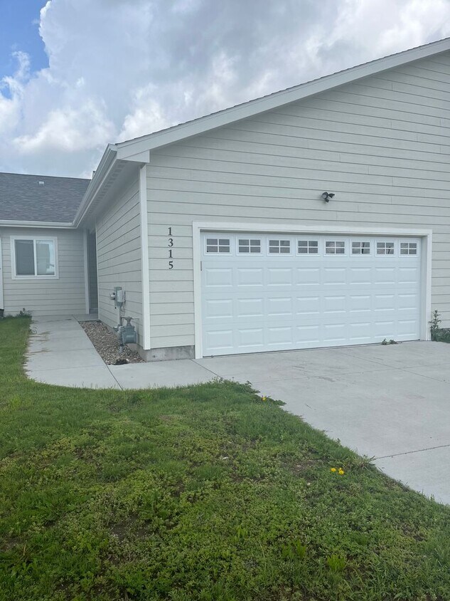Primary Photo - BEAUTIFUL NEWER CONSTRUCTION! 2 BEDROOMS, ...