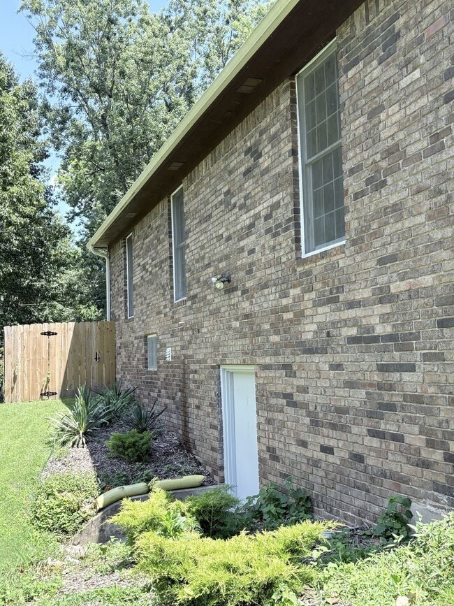 Building Photo - Remarkable 4 bed 2.5 bath w/ basement in Siloam Springs