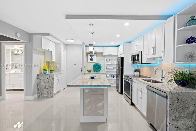 Building Photo - 550 Bayshore Dr