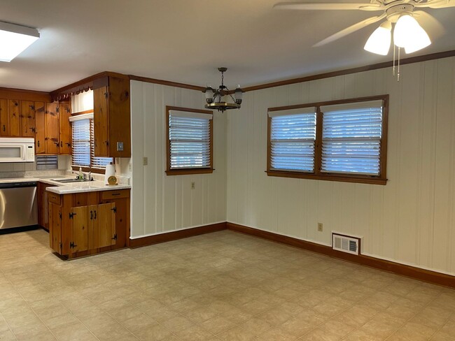 Building Photo - West Athens Three Bedroom Available