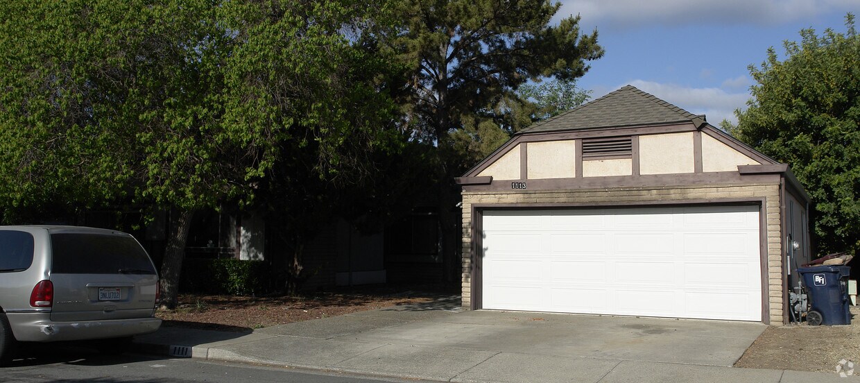 Primary Photo - 1111-1113 Roxie Ln